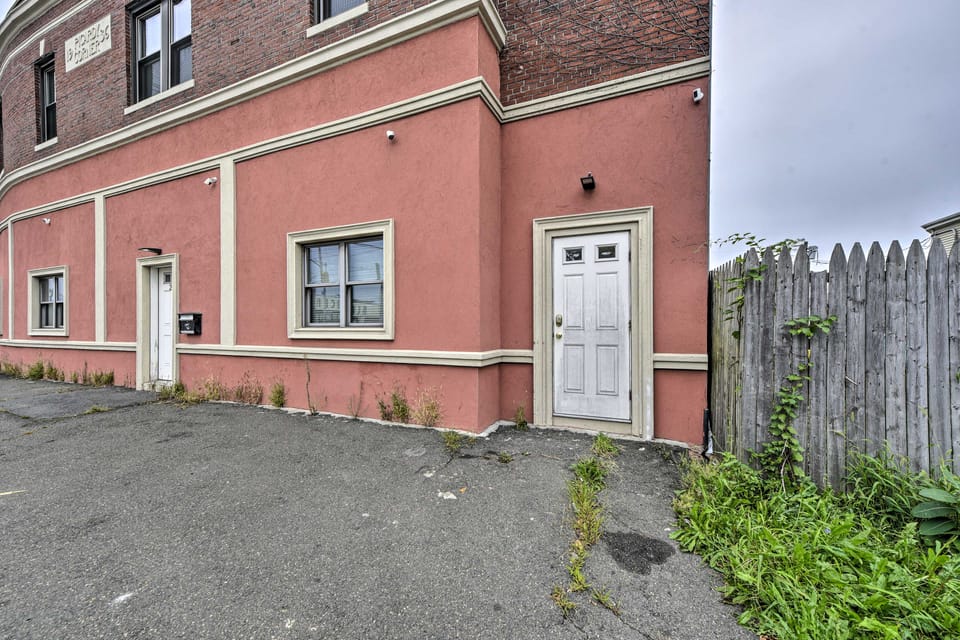 Boston Apartment < 10 Mi to Top Universities Apartment in Revere