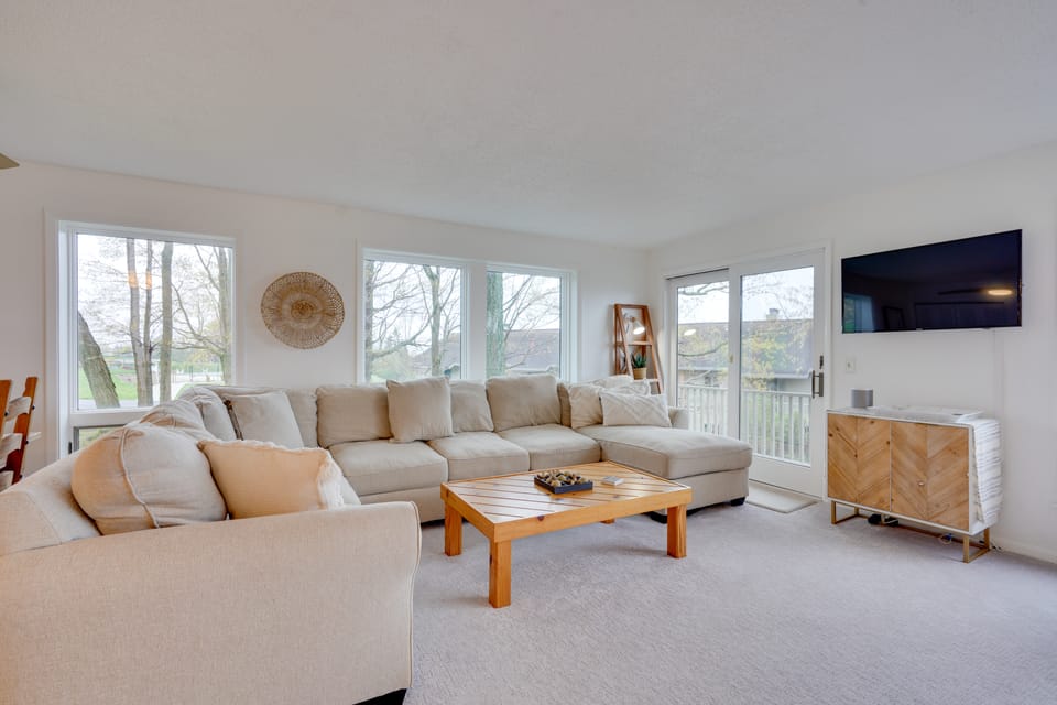 Lakefront Dewittville Condo with Private Deck! Apartment in Lake Erie