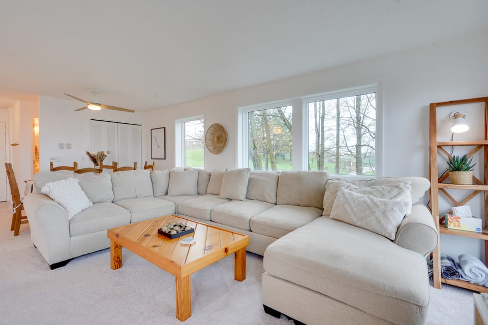 Lakefront Dewittville Condo with Private Deck! Apartment in Lake Erie