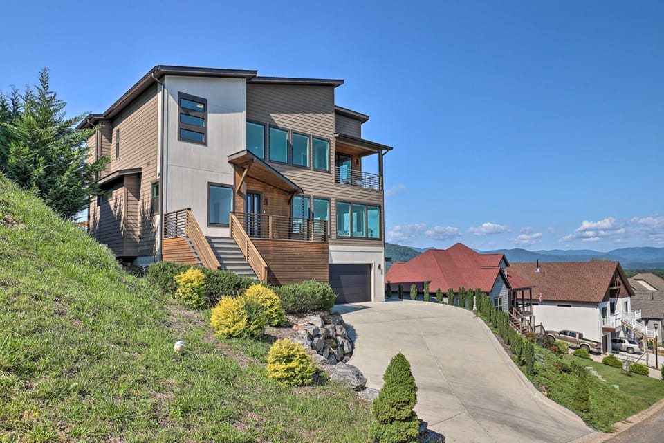 Luxe Asheville Home w/ Stunning Mountain Views! House in Asheville