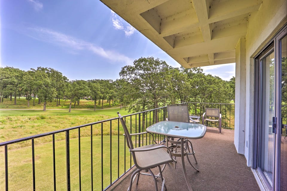 Golf Course Views: Luxe Monkey Island Condo Apartment in Grove