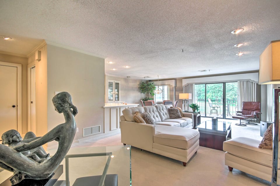 Golf Course Views: Luxe Monkey Island Condo Apartment in Grove