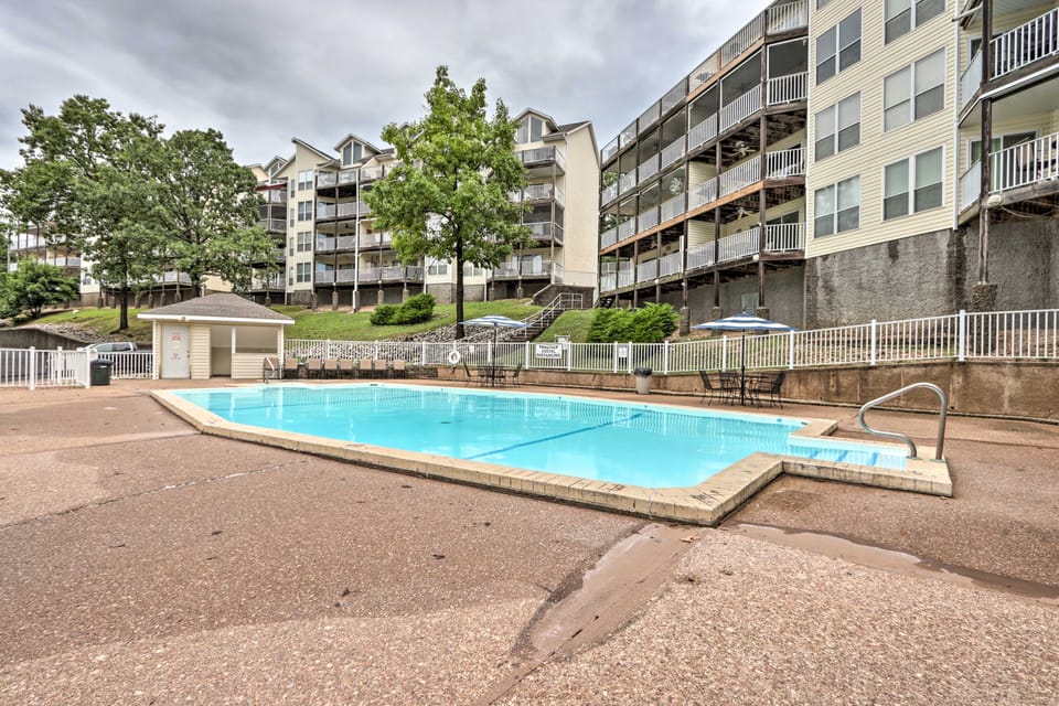 Beach & Pool Access: Lake of the Ozarks Condo! Apartment in Osage Beach