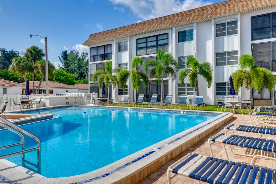 Tropical Sarasota Condo < 1 Mile to Beach! Apartment in Florida