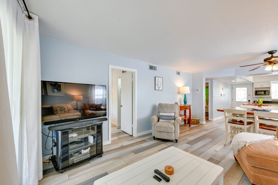 Tropical Sarasota Condo < 1 Mile to Beach! Apartment in Florida