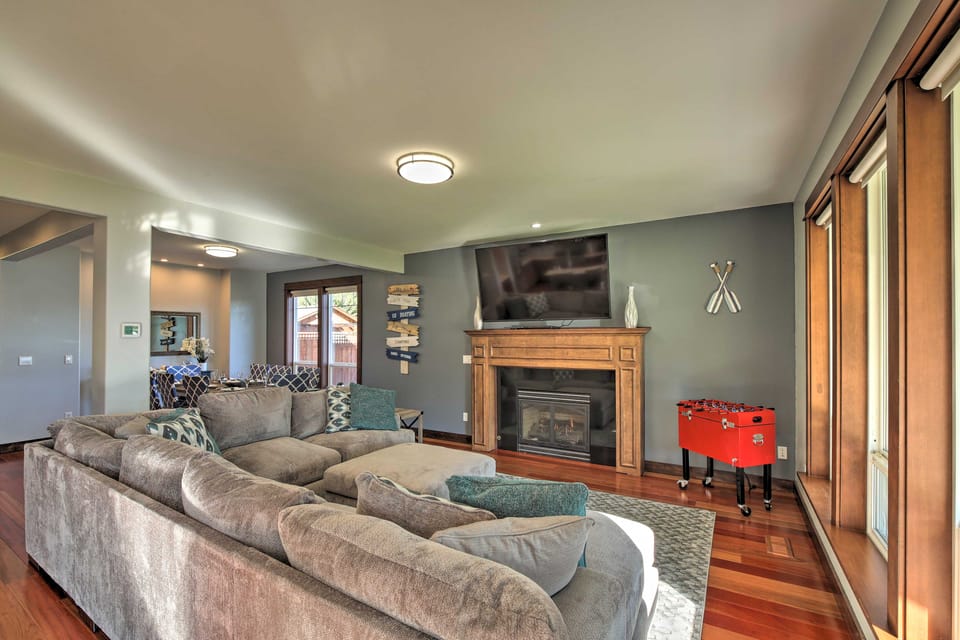 Lake Lovers Oasis: Hot Tub & Mt Rainier View! House in Washington