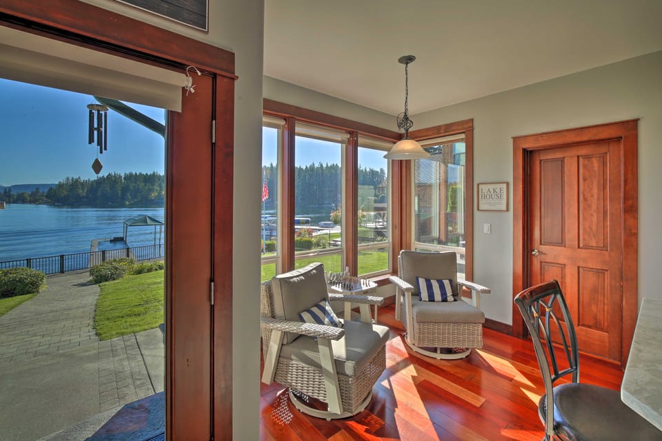 Lake Lovers Oasis: Hot Tub & Mt Rainier View! House in Washington