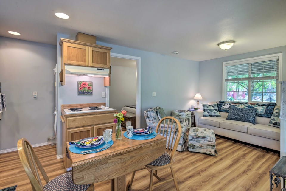 Cozy Cottage on Flower Farm w/ Baker Creek Views! Cottage in Willamette Valley