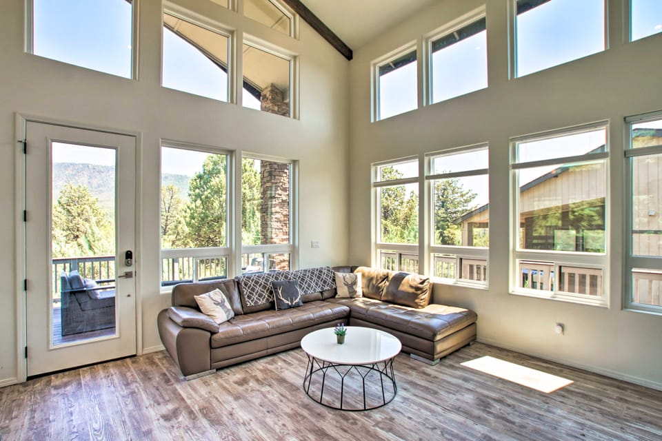 Mountain View Modern Cabin: Luxury Pine Home! House in Pine