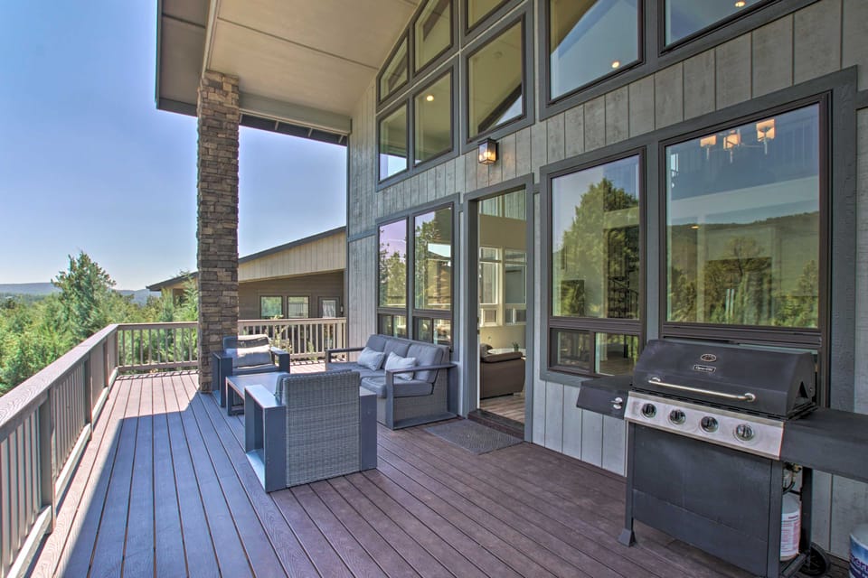 Mountain View Modern Cabin: Luxury Pine Home! House in Pine