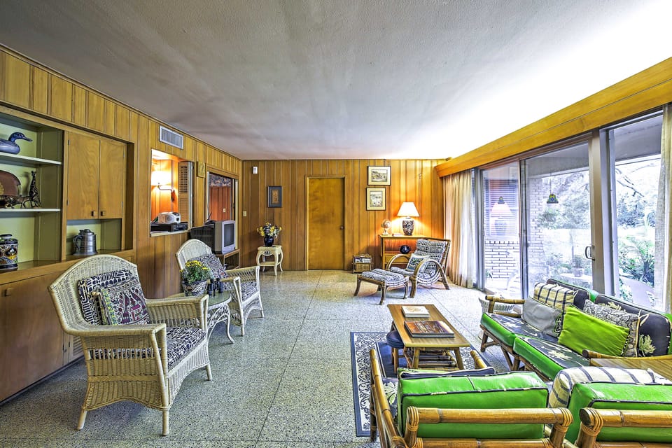 Mid-Century Hideaway: Spacious Brownsville Home! House in Brownsville