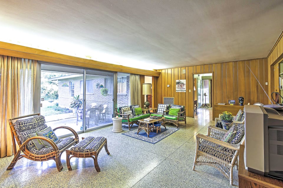 Mid-Century Hideaway: Spacious Brownsville Home! House in Brownsville