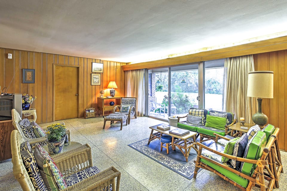 Mid-Century Hideaway: Spacious Brownsville Home! House in Brownsville