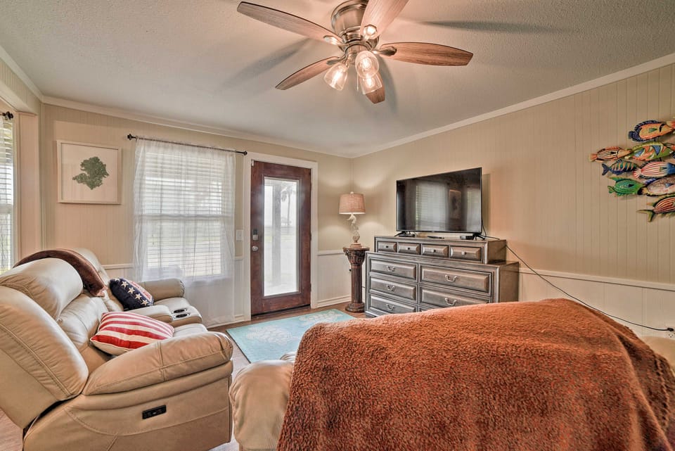 Rockport Bayfront Studio w/ Patio: 'Casa Familia' Apartment in Rockport