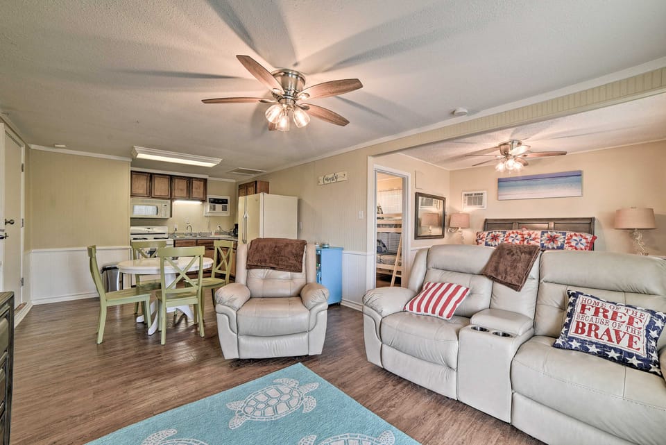 Rockport Bayfront Studio w/ Patio: 'Casa Familia' Apartment in Rockport