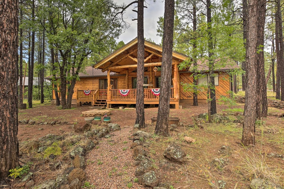Wooded Yard, Gas Grill: Lush Pinetop Retreat House in Arizona