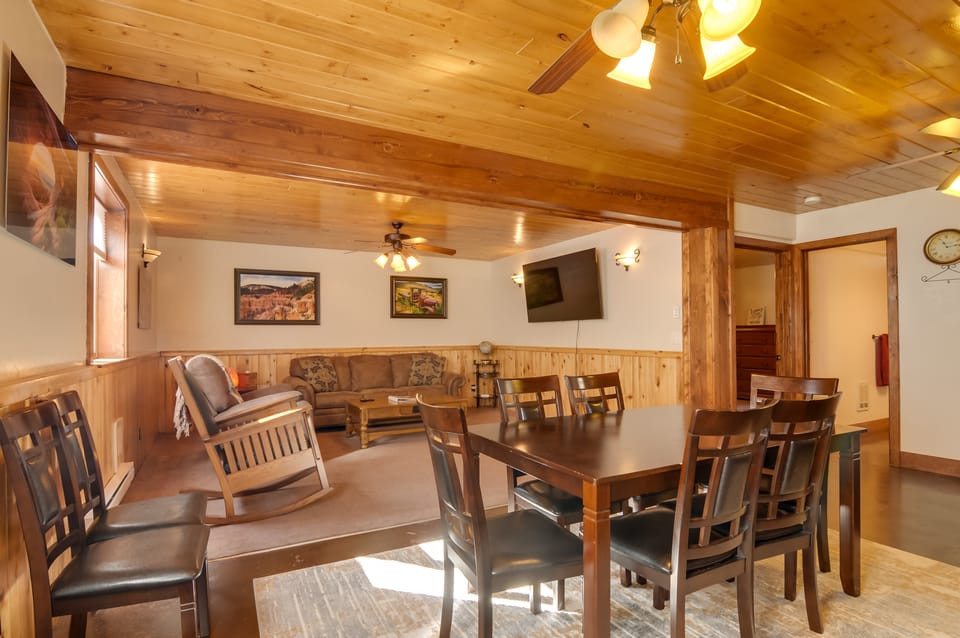 Alton Nat'l Park Adventure Base w/ Shared Hot Tub Apartment in Utah