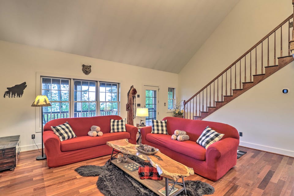 Tranquil Hendersonville Cabin w/ Mountain Views! House in Buncombe County