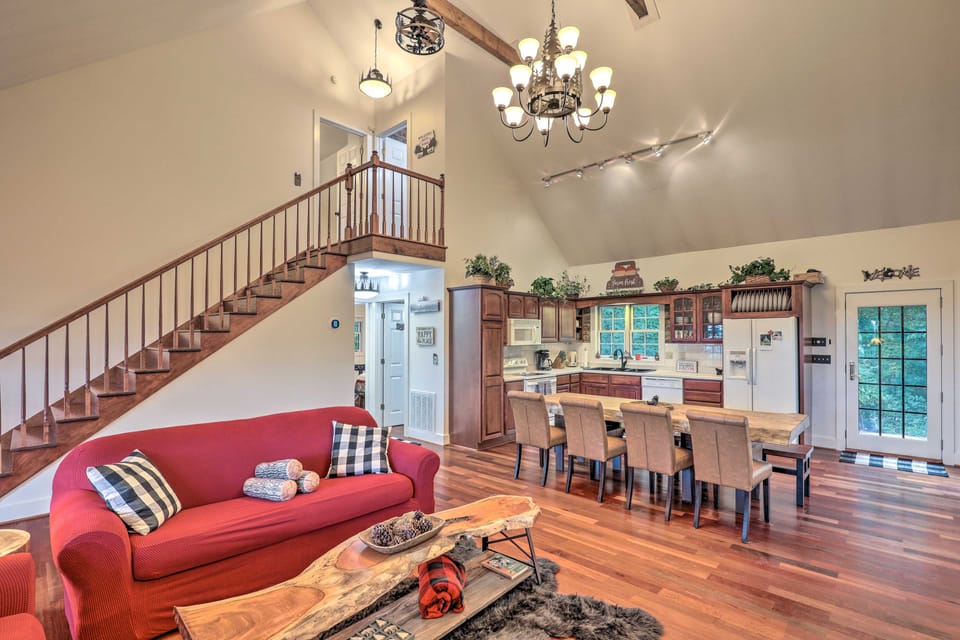 Tranquil Hendersonville Cabin w/ Mountain Views! House in Buncombe County