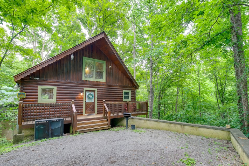 Hot Tub + Pool Table: Secluded Seiverville Cabin House in Gatlinburg