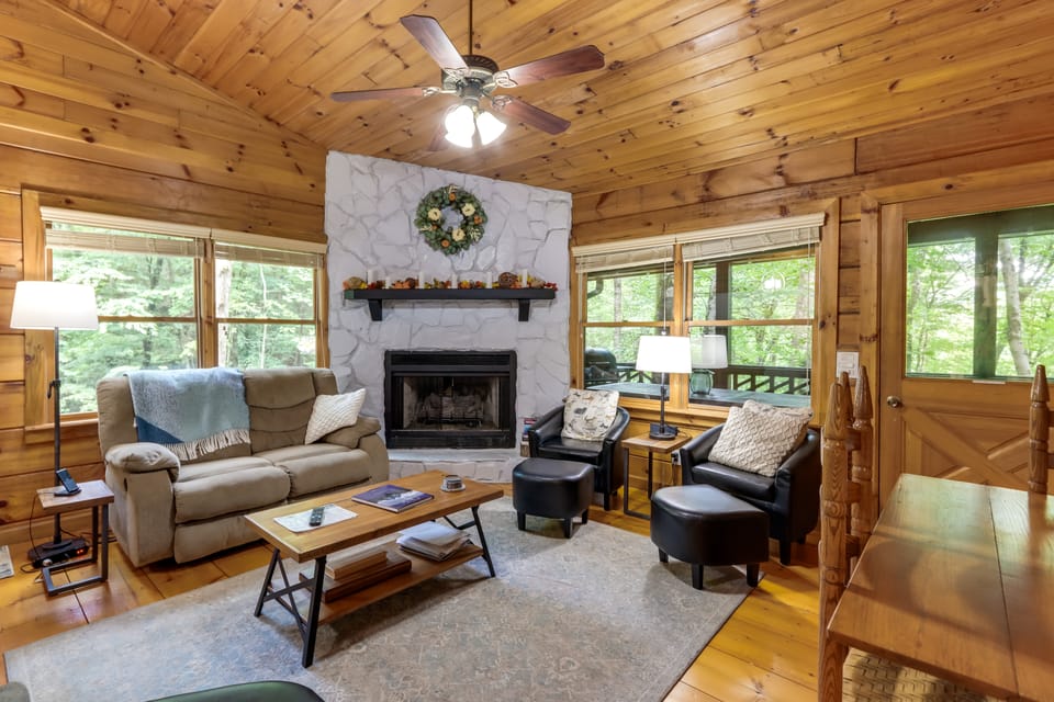 Charming Blue Ridge Cabin w/ Game Room & Hot Tub! House in Georgia