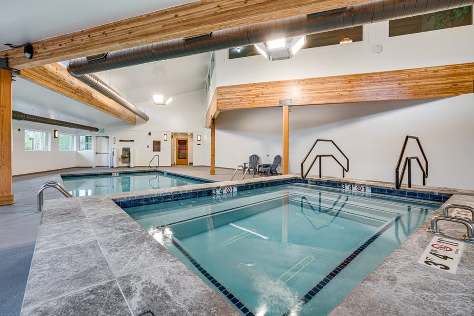 Silverthorne Condo: New Pool & Hot Tub + Fireplace Apartment in Wildernest