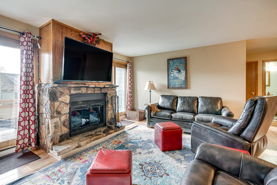Silverthorne Condo: New Pool & Hot Tub + Fireplace Apartment in Wildernest