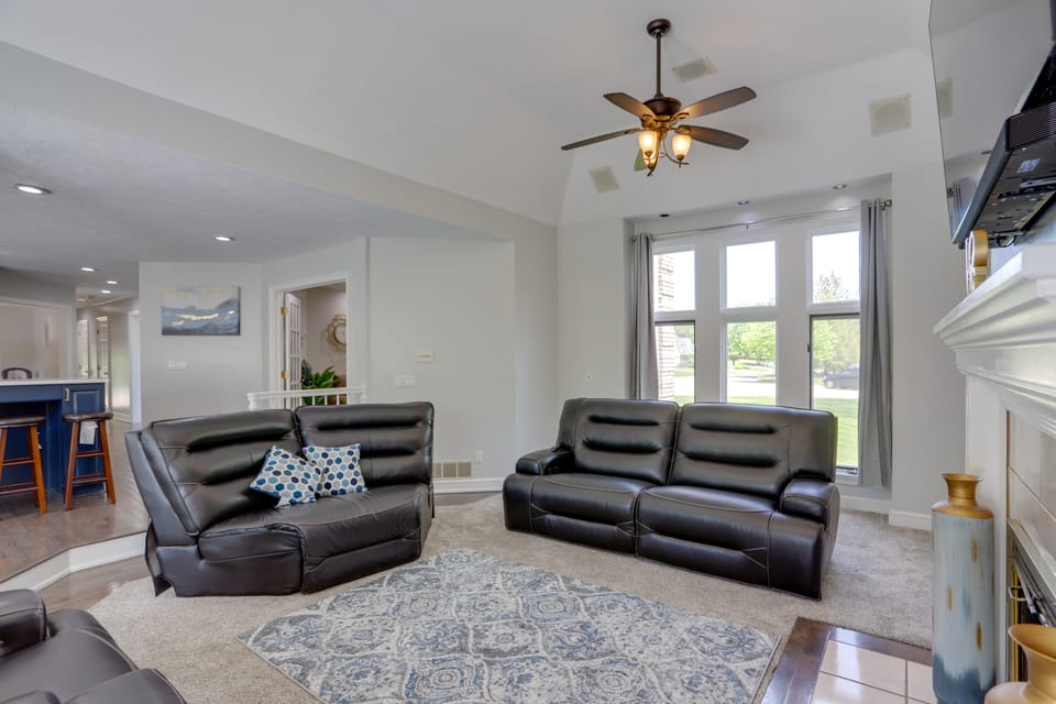 Spacious Refuge w/ Private Pool & Outdoor Bar! House in Lake Erie