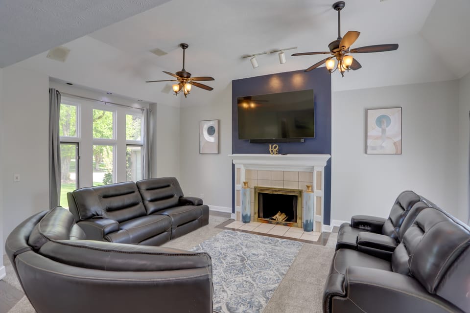 Spacious Refuge w/ Private Pool & Outdoor Bar! House in Lake Erie