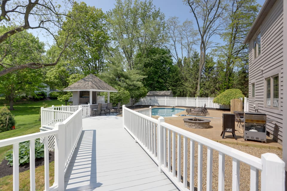 Spacious Refuge w/ Private Pool & Outdoor Bar! House in Lake Erie