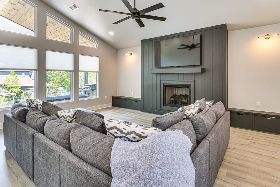 Lakefront Hot Springs Home w/ Private Dock House in Lake Hamilton