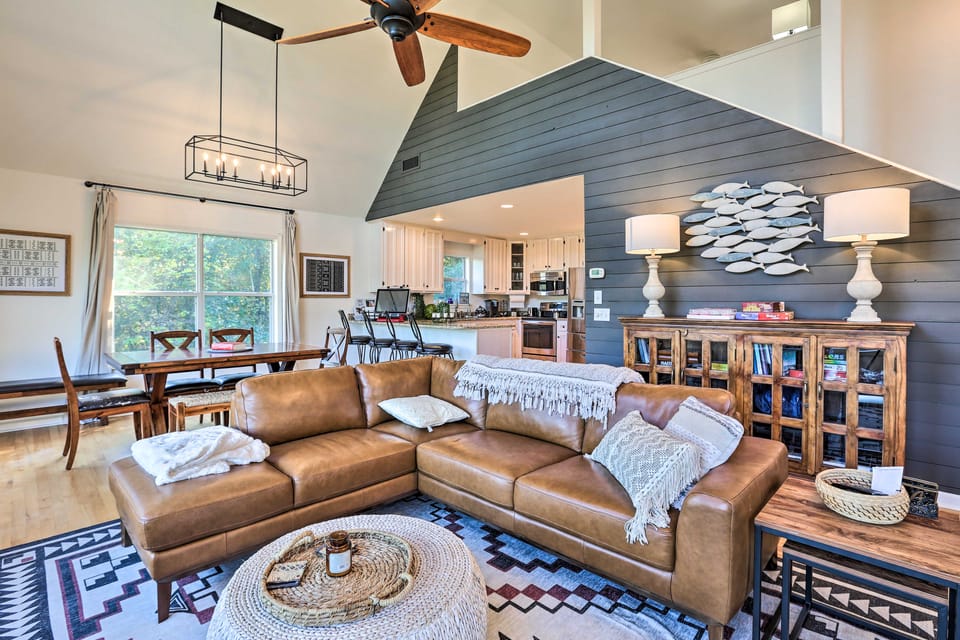 Waterfront Lake Martin Home w/ Private Dock & View House in Lake Martin