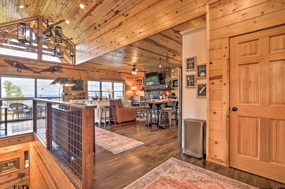 Woodsy Retreat w/ Fire Pit & Resort Amenities House in Gatlinburg