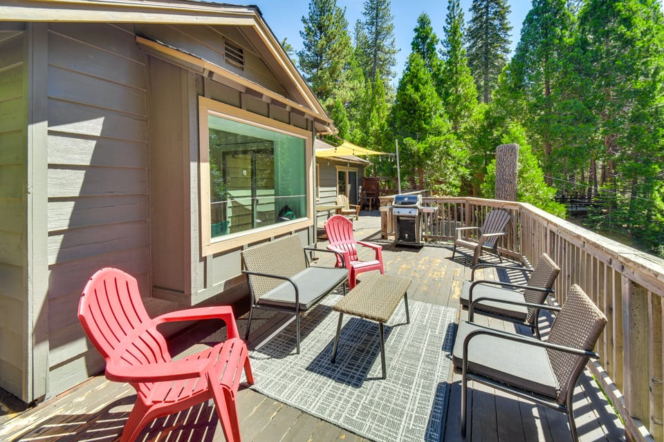 Cozy Retreat w/ Deck ~ 2 Mi to Pinecrest Lake! House in Tuolumne County