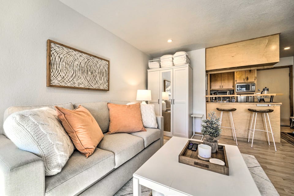 Walk to Ski Resort: Tahoe Donner Studio w/ Balcony Apartment in Truckee