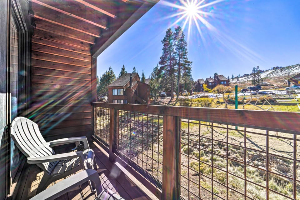 Walk to Ski Resort: Tahoe Donner Studio w/ Balcony Apartment in Truckee