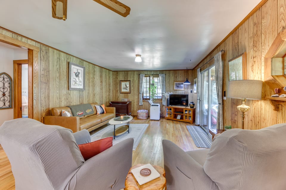 Charming Parsons Cabin w/ Grill on the Cheat River House in Shenandoah Valley