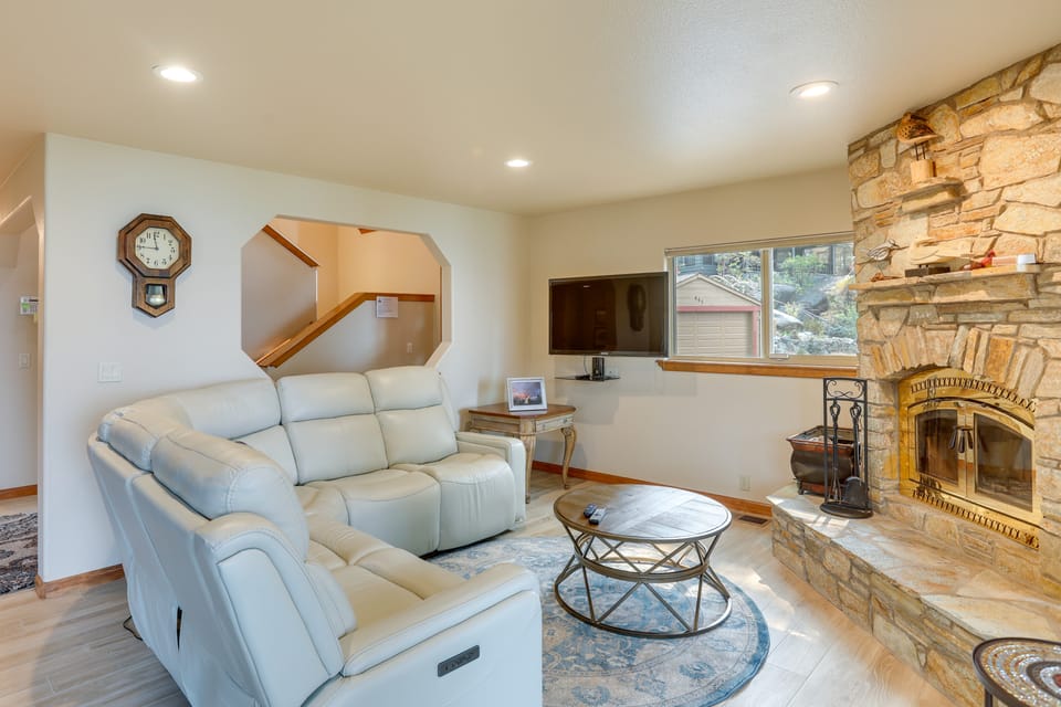 Deck & Beach Access: Lake Tahoe Shoreside Retreat! House in Round Hill Village