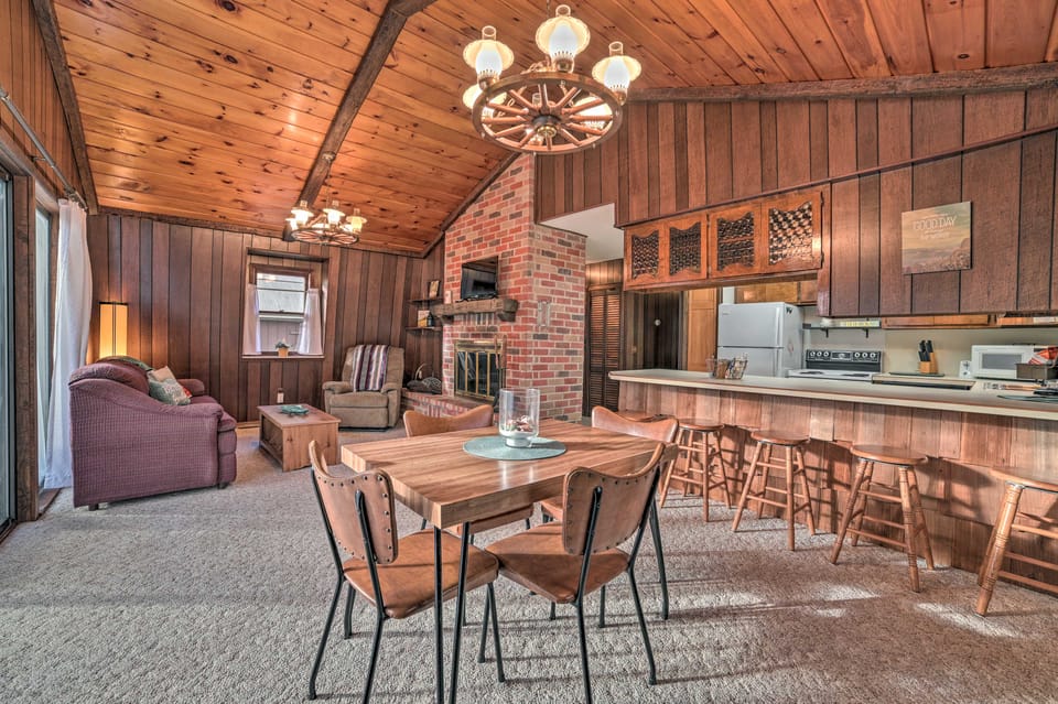 < 3 Mi to Higgins Lake: Roscommon Cabin w/ Deck House in Michigan