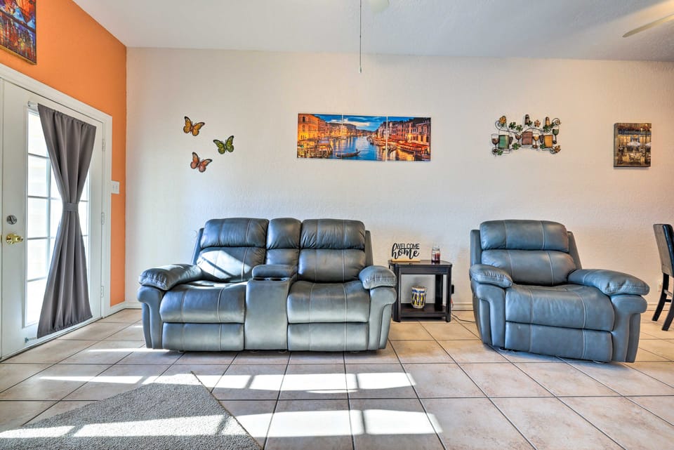 Walk to Canyon Lake! Townhome w/ Deck & Yard Apartment in Canyon Lake