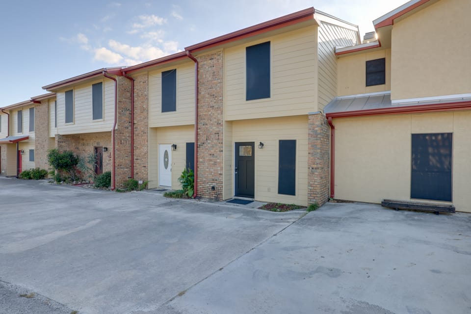 Walk to Canyon Lake! Townhome w/ Deck & Yard Apartment in Canyon Lake