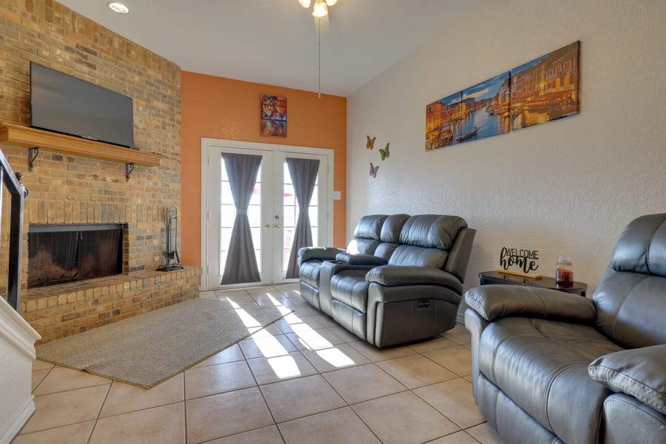 Walk to Canyon Lake! Townhome w/ Deck & Yard Apartment in Canyon Lake