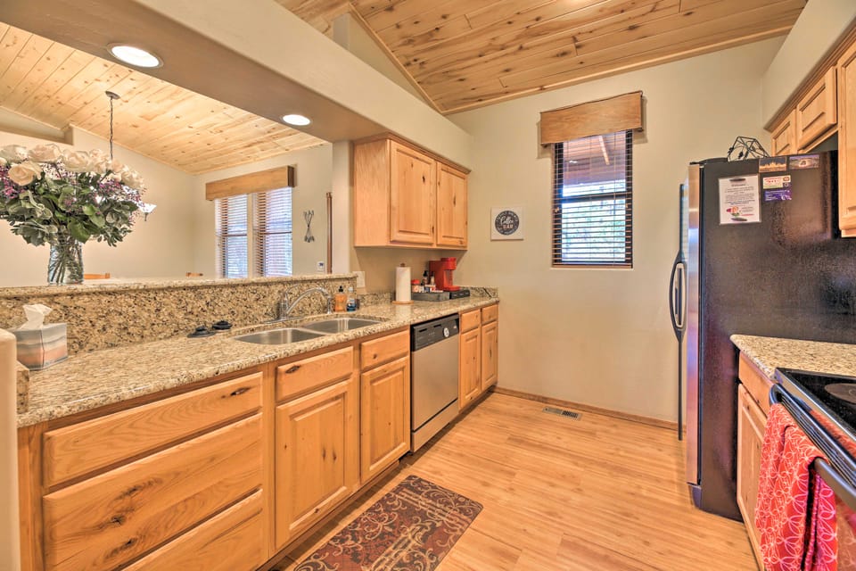 < 4 Mi to Fool Hollow Lake: Cabin w/ Tranquil Deck House in Show Low