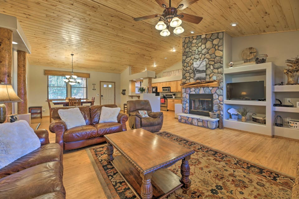 < 4 Mi to Fool Hollow Lake: Cabin w/ Tranquil Deck House in Show Low