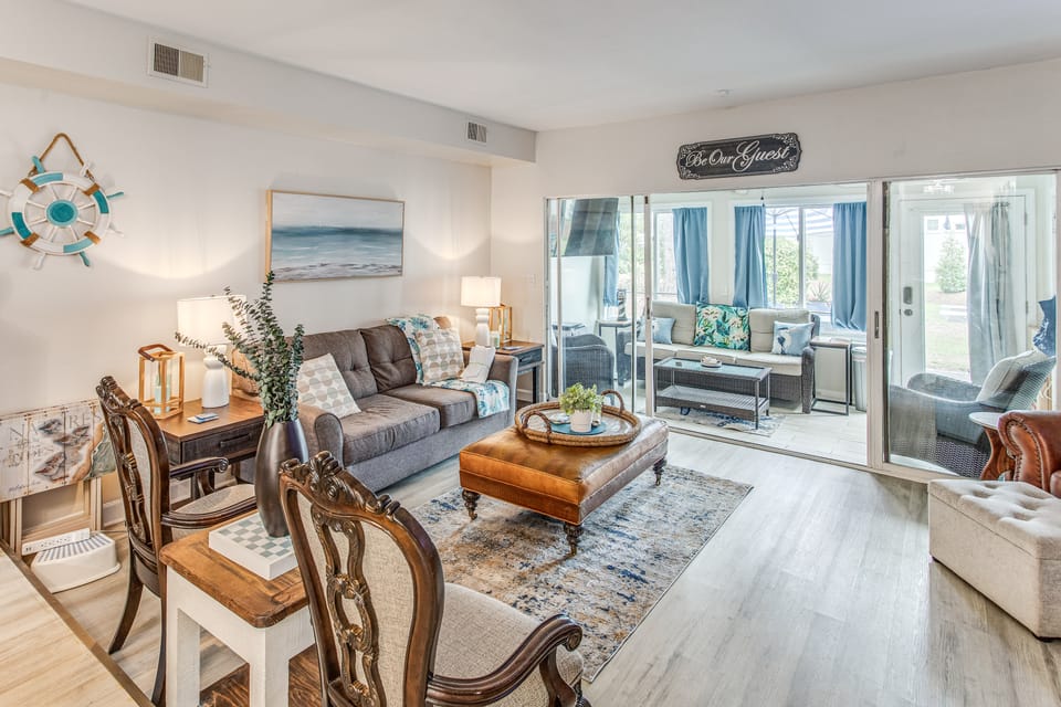 Patio & Balcony! NMB Townhome < 2 Mi to Shore Apartment in North Myrtle Beach