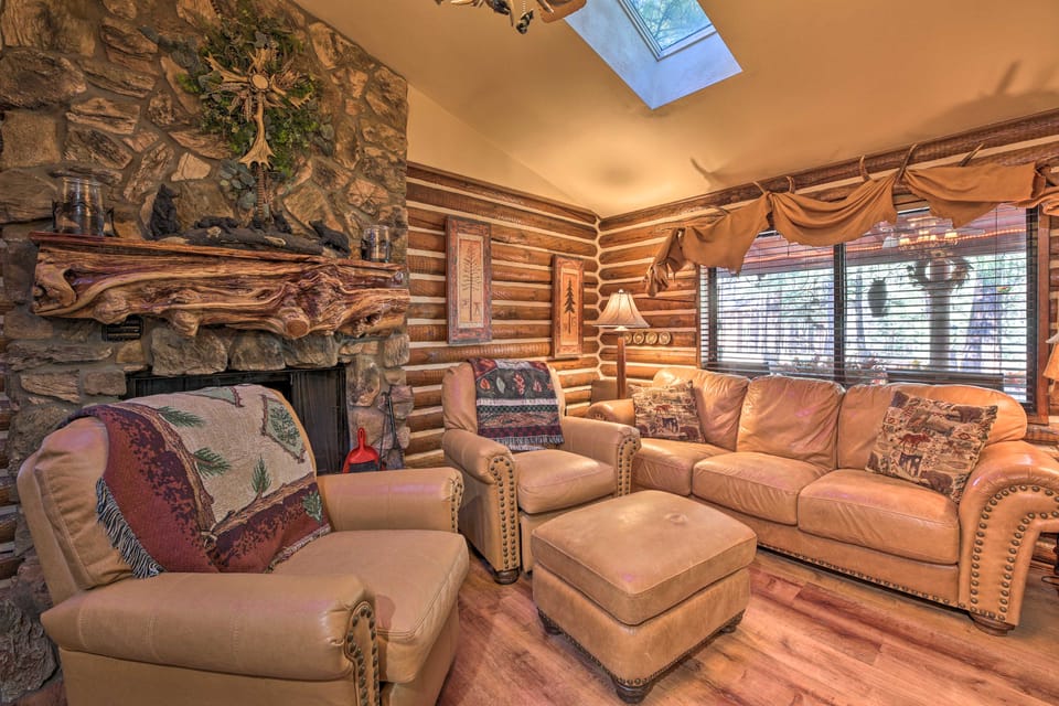 Family & Dog Friendly: Rustic Lakeside Cabin House in Pinetop-Lakeside