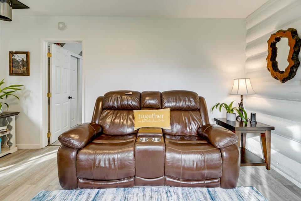 Unique Dog-Friendly Log Cabin: Short Walk to Ocean House in Crescent City