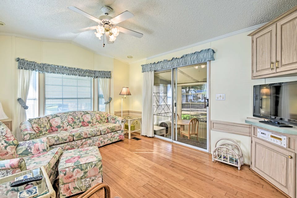 Bright Home: Pool Access & Screened-In Porch! House in Florida
