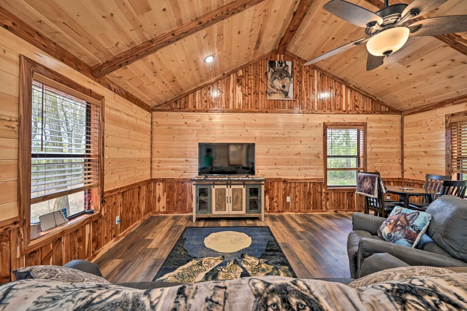 Cozy Broken Bow Cabin, Walk to the Lukfata Creek! House in Oklahoma