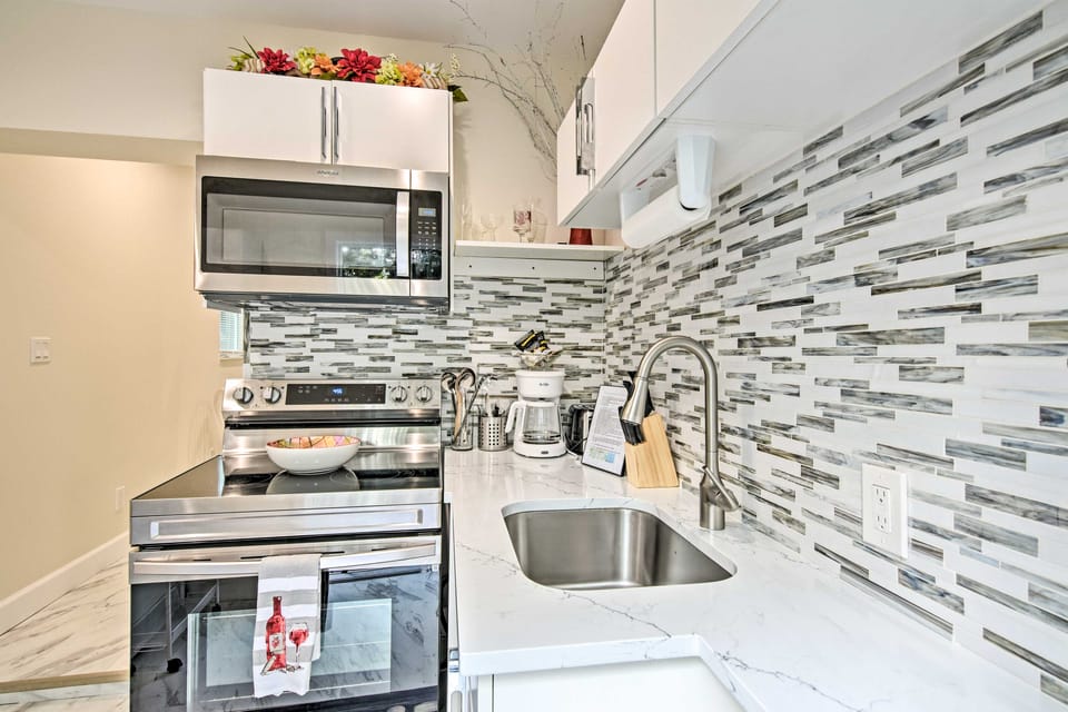 1 Block to Deerfield Beach: Studio w/ Fire Pit! Apartment in Deerfield Beach